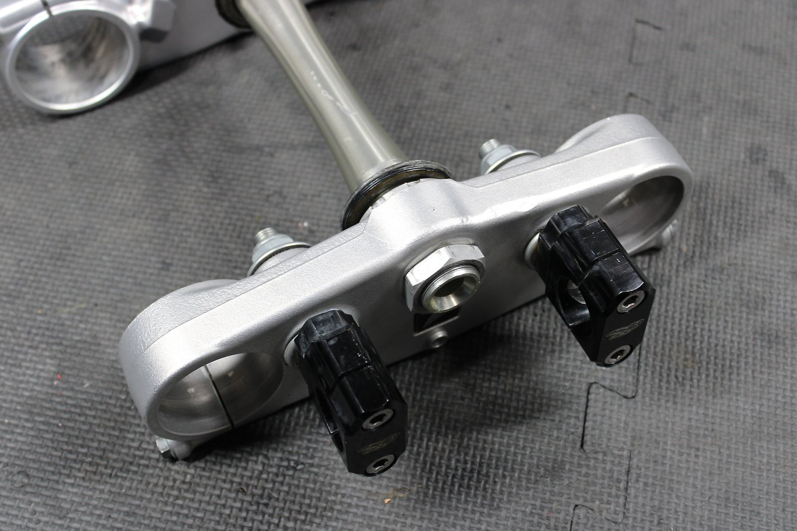 2006 HONDA CRF250R OEM FRONT FORKS LOWER UPPER TRIPLE TREE STEM CLAMP - hggarage