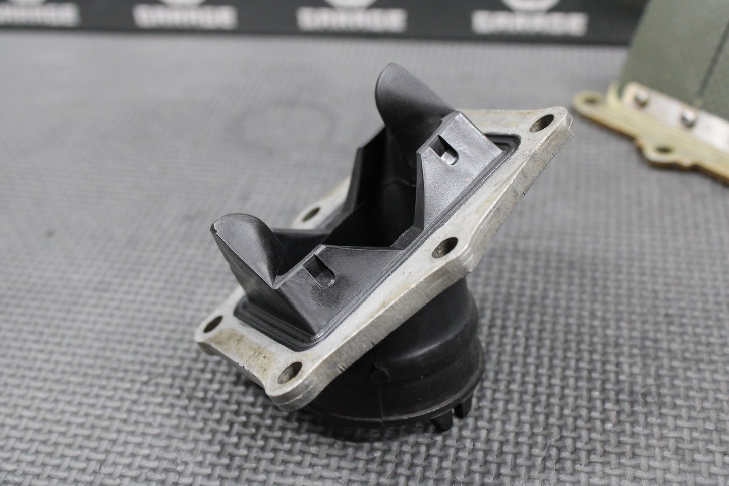 1995 1996 HONDA CR250R OEM INTAKE CARB BOOT INSULATOR REED BLOCK 16221 - KZ3 - B10 - hggarage