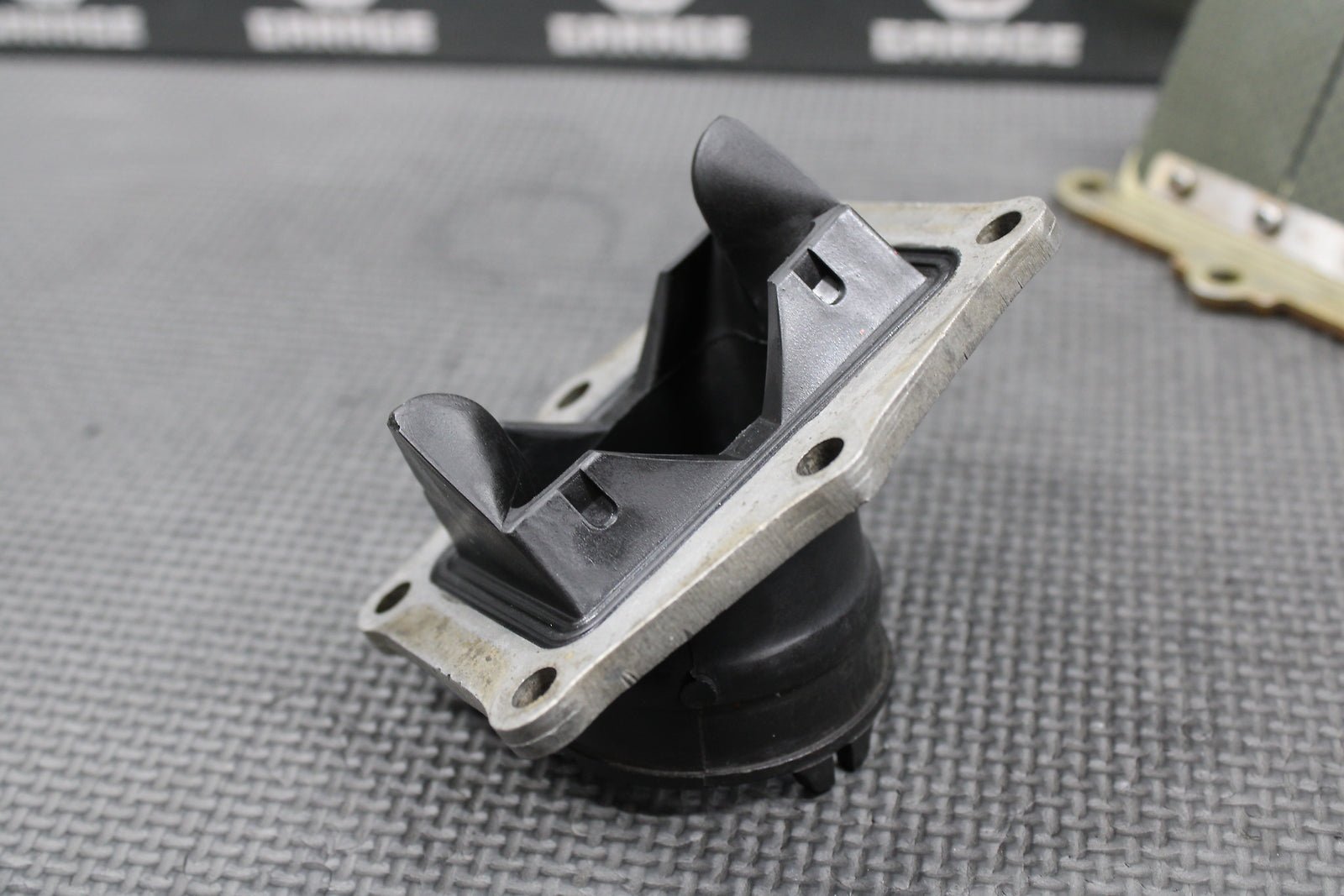 1995 1996 HONDA CR250R OEM INTAKE CARB BOOT INSULATOR REED BLOCK 16221 - KZ3 - B10 - hggarage