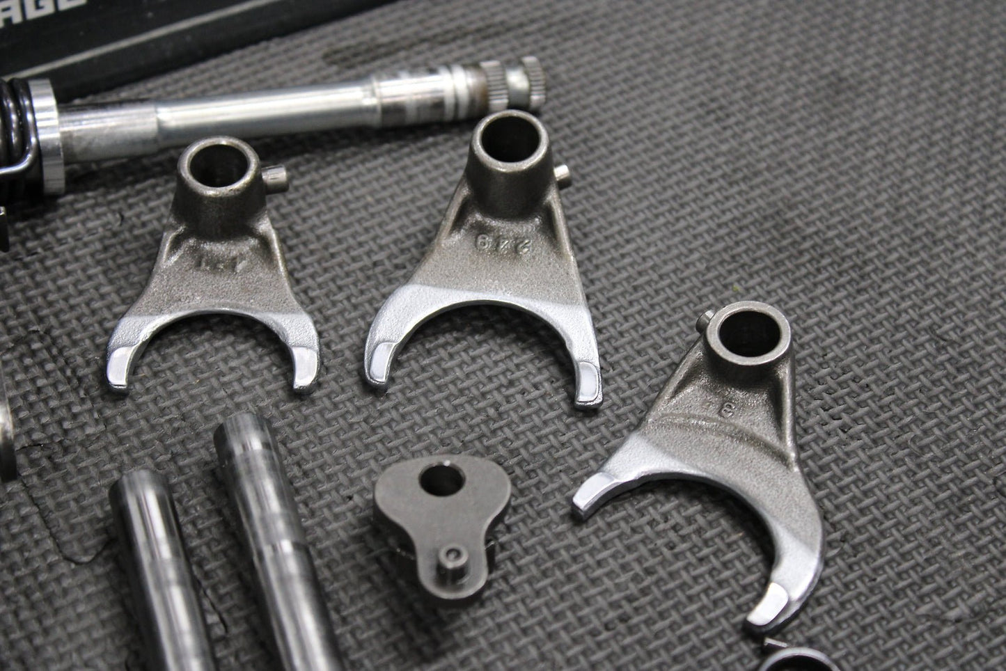 2003 KAWASAKI KX250 OEM ENGINE TRANSMISSION TRANNY ASSEMBLY SHIFT FORKS DRUM - hggarage