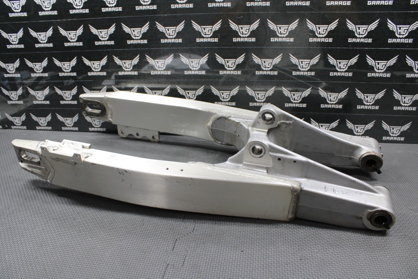 1994 SUZUKI 93 - 95 RM125 RM250 OEM SWINGARM SWING ARM SUSPENSION 61000 - 28E11 GOOD - hggarage