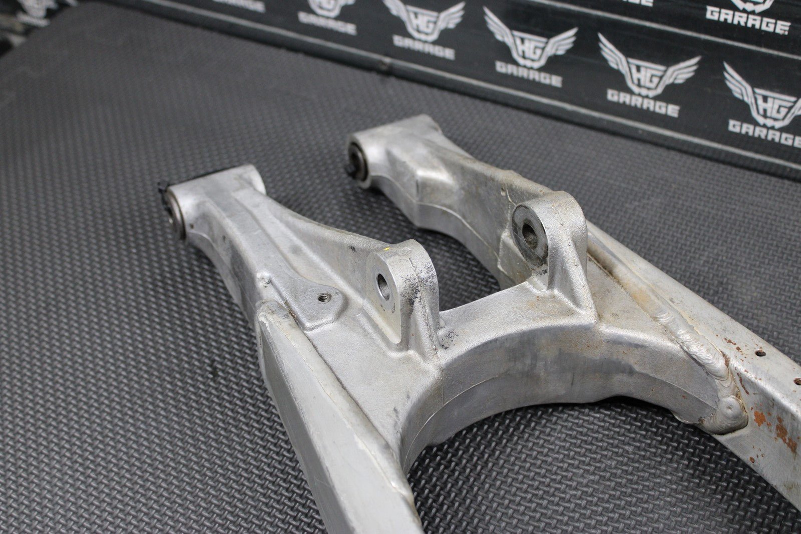 2001 SUZUKI RM80 OEM SWINGARM SWING ARM SUSPENSION 61000 - 03B21 - hggarage