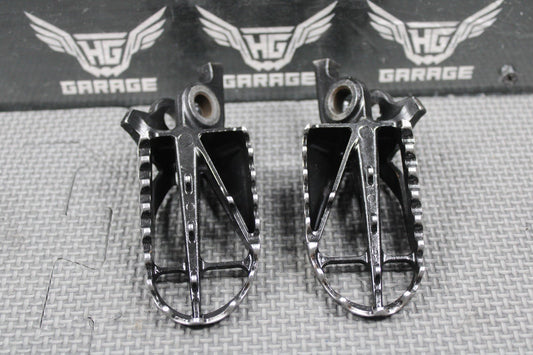 2006 HONDA CRF450X CR125 CR250R OEM RIGHT LEFT FOOT REST PEGS PEDALS FOOTPEGS - hggarage