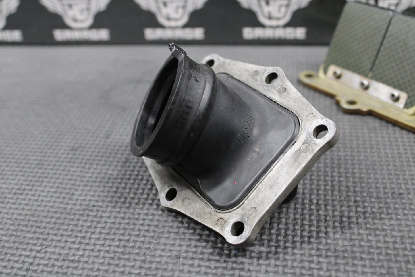 1995 1996 HONDA CR250R OEM INTAKE CARB BOOT INSULATOR REED BLOCK 16221 - KZ3 - B10 - hggarage