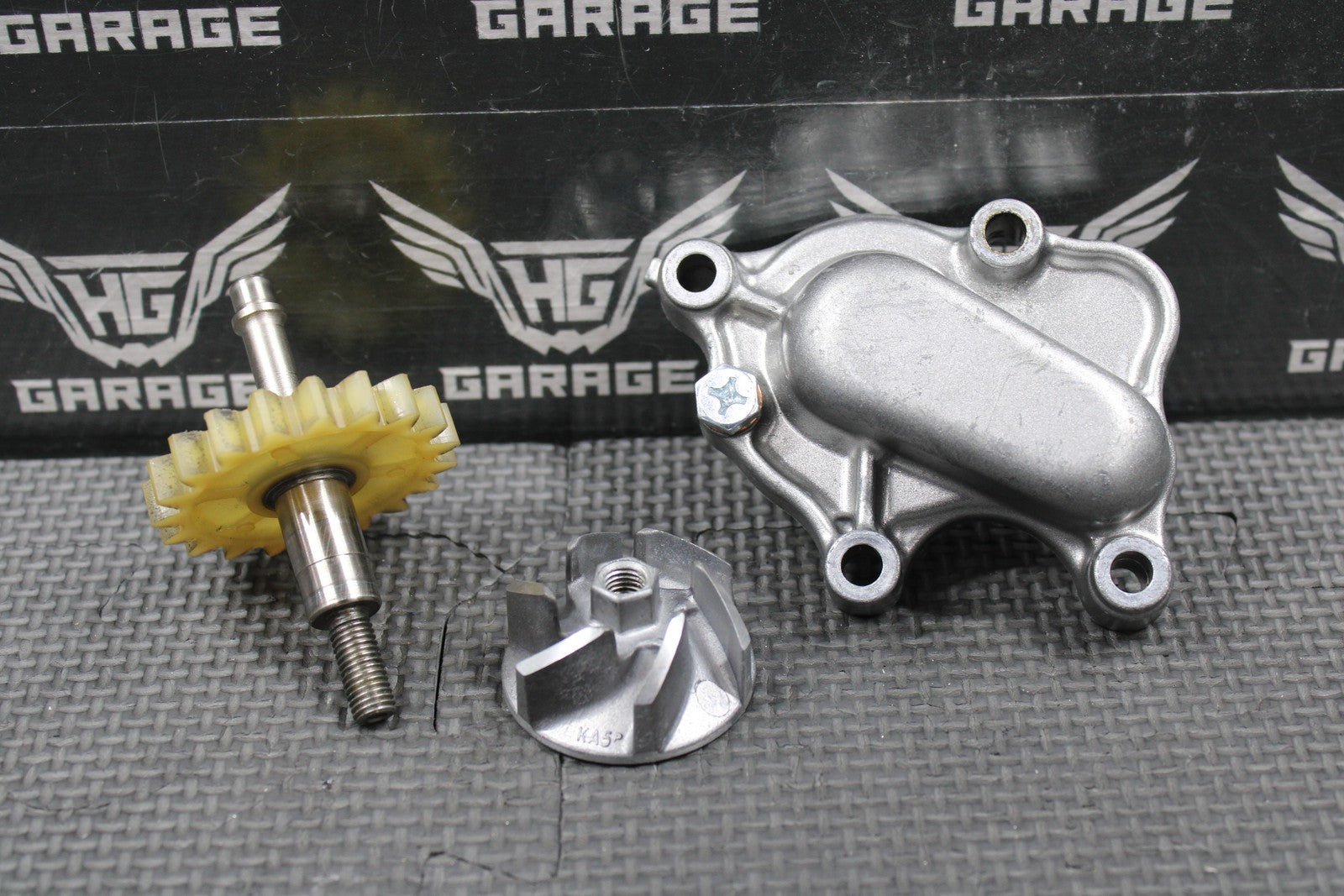 2001 94 - 01 HONDA CR500R OEM WATER PUMP SHAFT IMPELLER W HOUSING 19221 - MAC - 670 - hggarage