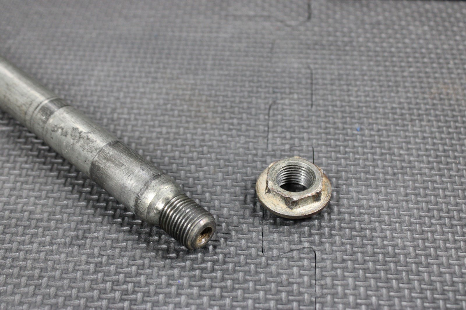2001 YAMAHA YZ250 OEM FRONT WHEEL RIM AXLE PIVOT BOLT 5BE - 25181 - 00 - 00 - hggarage
