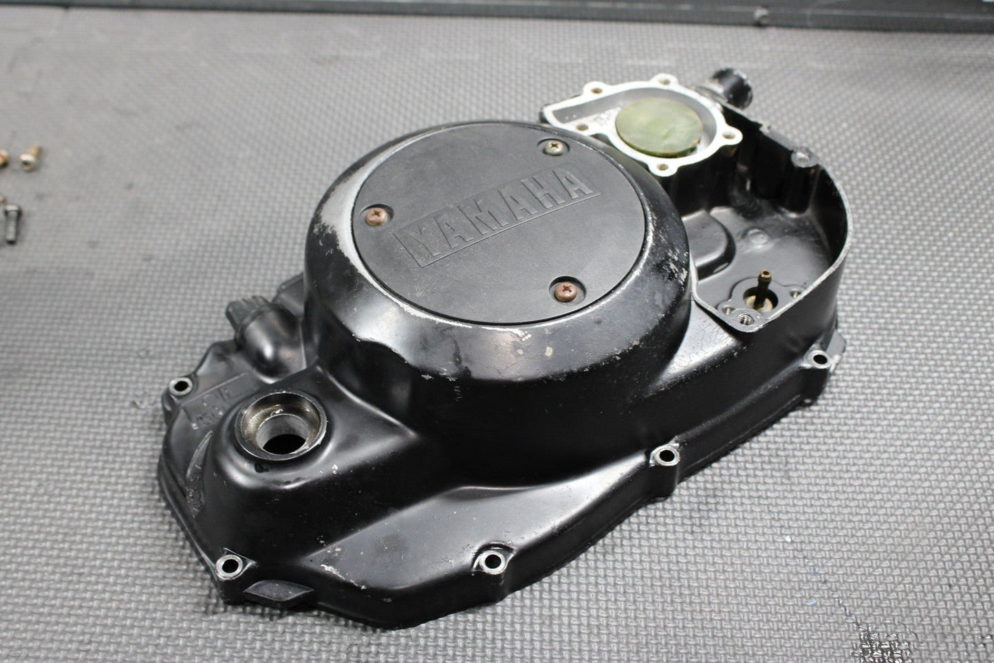 1991 YAMAHA BANSHEE 350 OEM ENGINE MOTOR RIGHT SIDE CLUTCH COVER 2GU - 15421 - 00 - 00 - hggarage