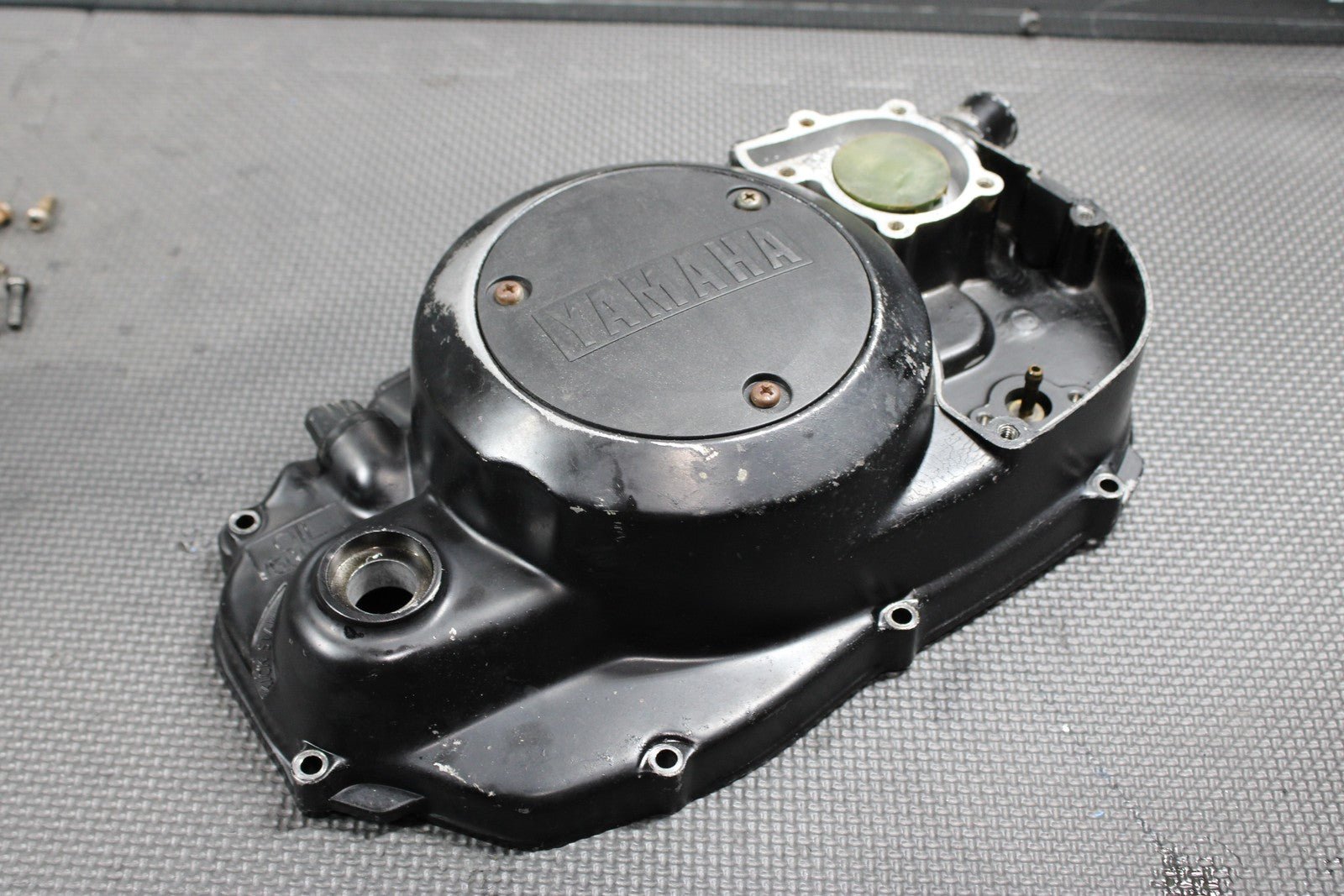 1991 YAMAHA BANSHEE 350 OEM ENGINE MOTOR RIGHT SIDE CLUTCH COVER 2GU - 15421 - 00 - 00 - hggarage