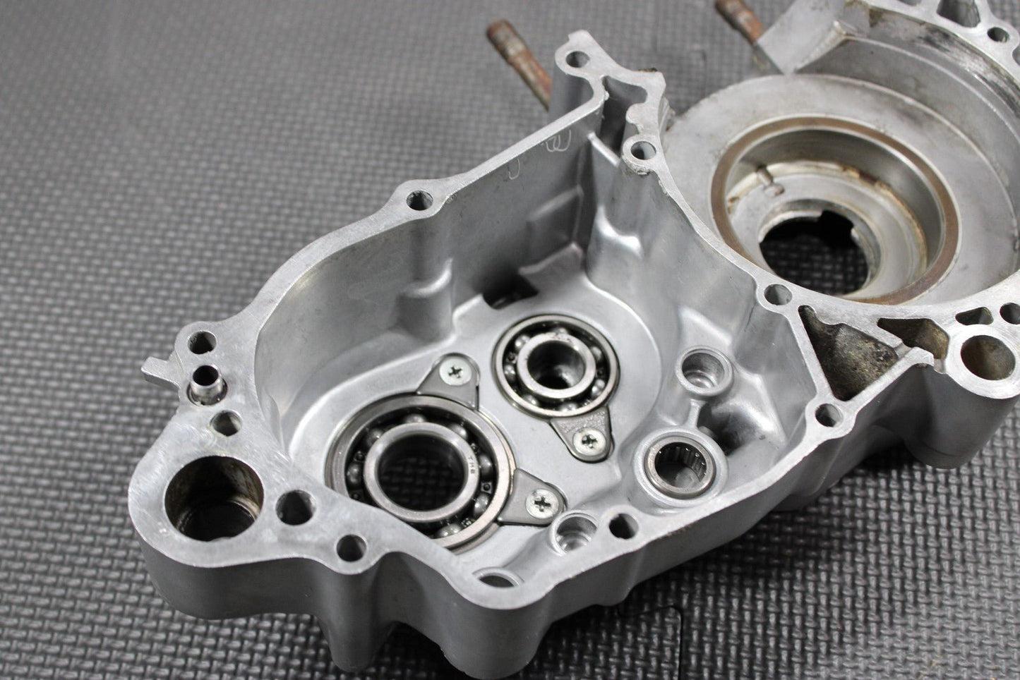 1997 97 - 99 KAWASAKI KX250 OEM LEFT ENGINE MOTOR CRANKCASE CRANK CASES BLOCK - hggarage