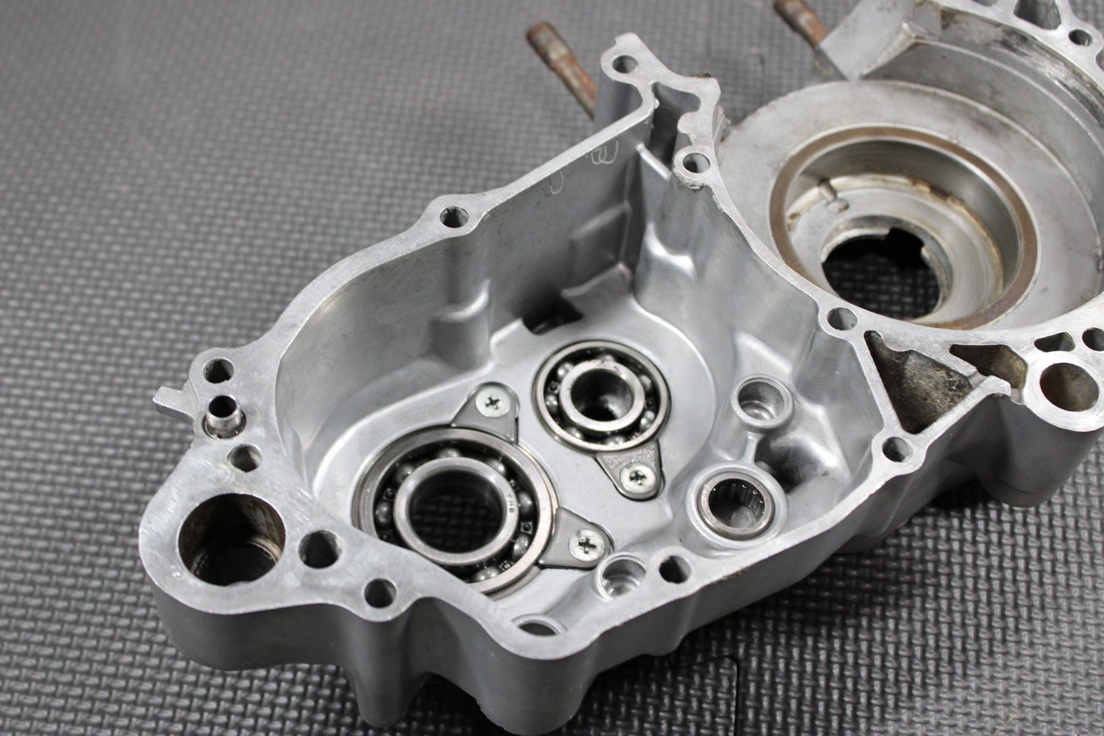 1997 97 - 99 KAWASAKI KX250 OEM LEFT ENGINE MOTOR CRANKCASE CRANK CASES BLOCK - hggarage