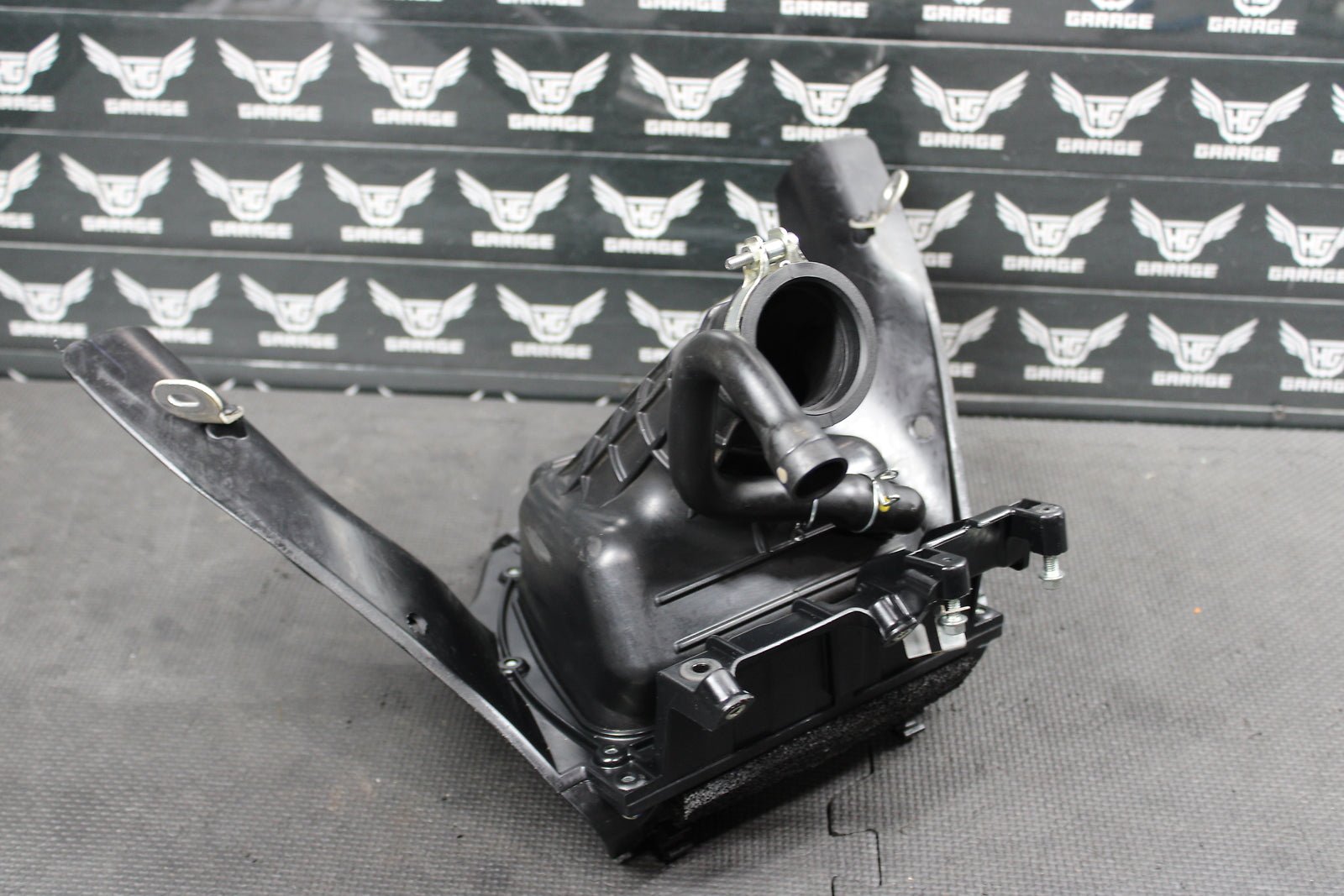 2022 YAMAHA YZ450FX OEM AIRBOX INTAKE AIR CLEANER CASE ASSEMBLY BR9 - 14411 - 01 - 00 - hggarage