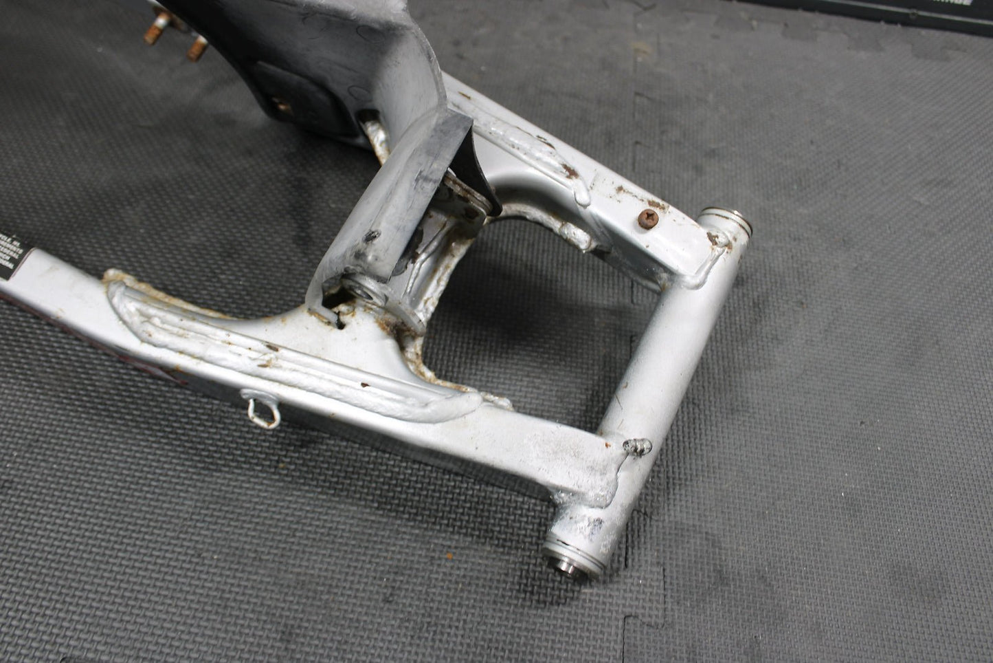 1998 HONDA XR200R 1991 / 93 - 99 OEM SWINGARM SWING ARM SUSPENSION 52100 - KT0 - 870 - hggarage