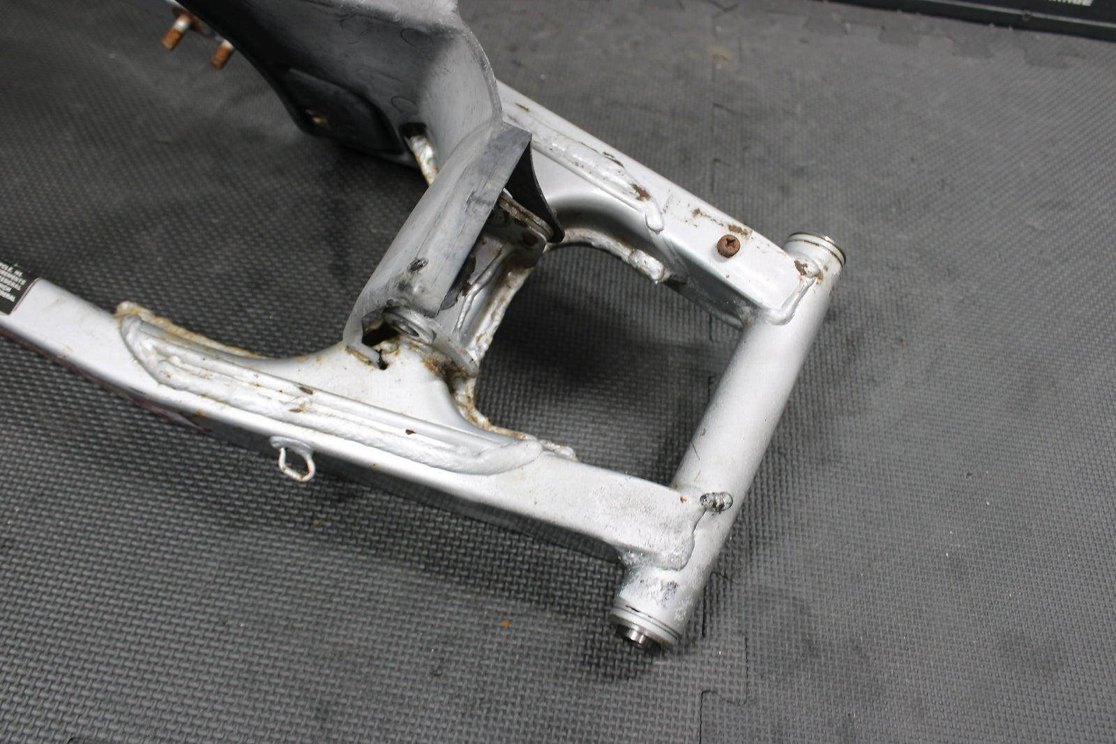 1998 HONDA XR200R 1991 / 93 - 99 OEM SWINGARM SWING ARM SUSPENSION 52100 - KT0 - 870 - hggarage