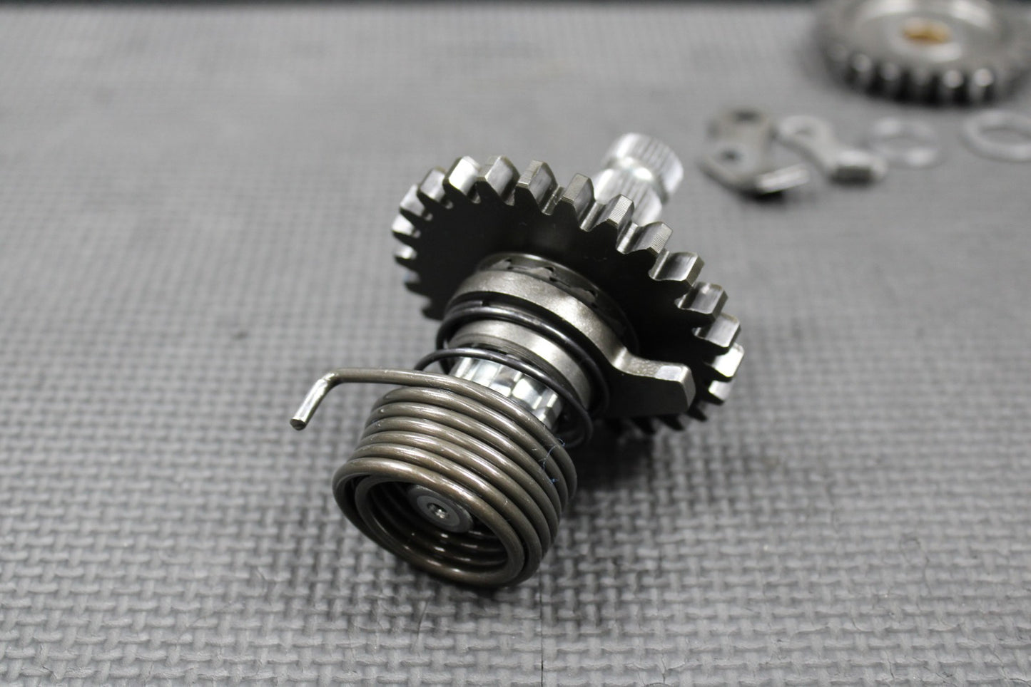 2005 SUZUKI RM85 OEM KICKSTART KICK START SHAFT W IDLER GEAR & BRACKETS - hggarage