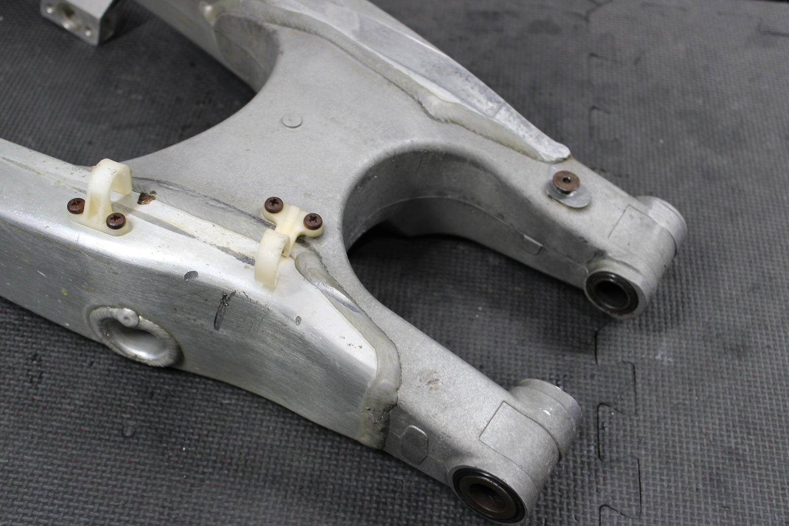 2005 Yamaha YZ250F OEM Swingarm Swing Arm Suspension 1C3 - 22110 - 00 - 00 - hggarage
