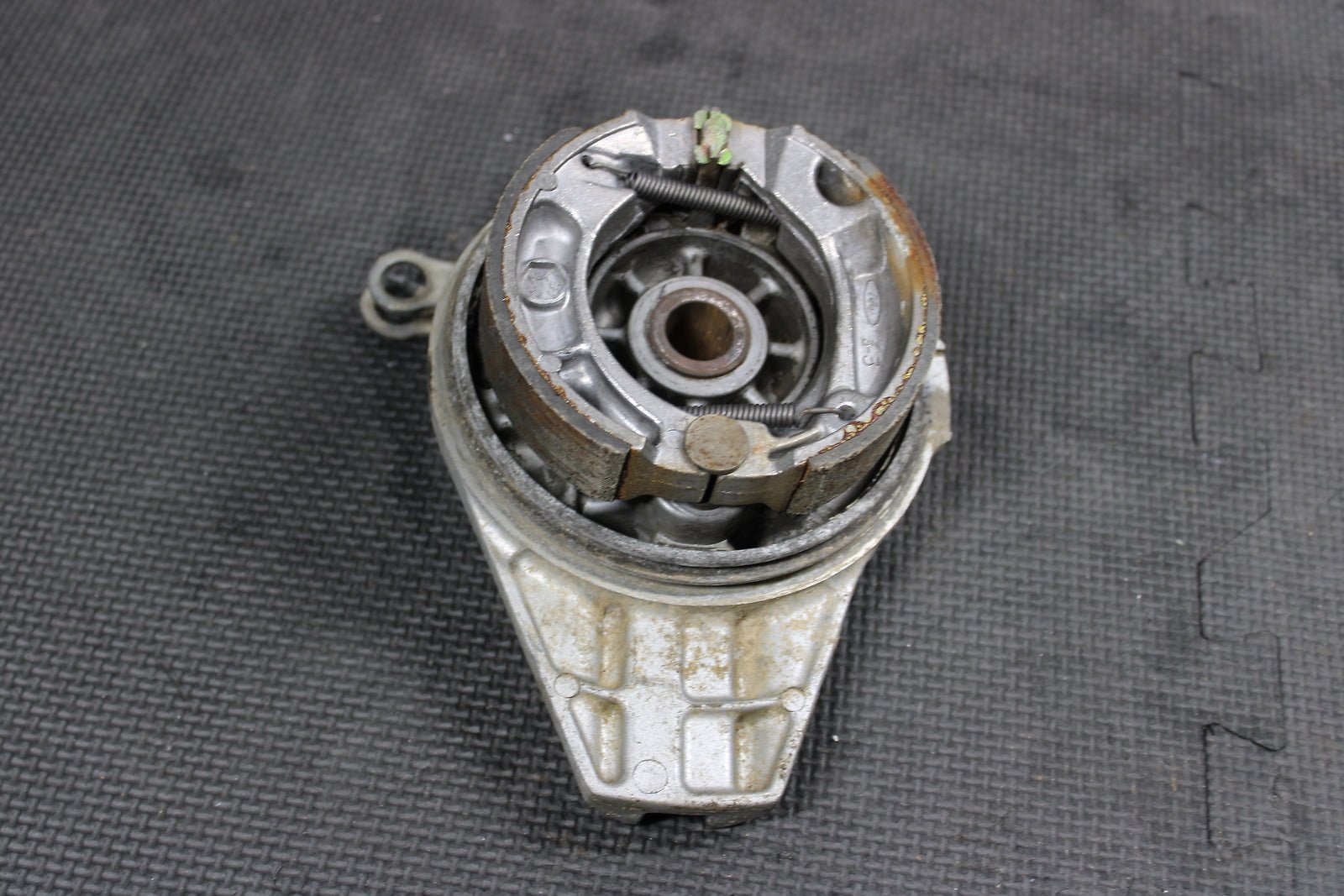 1998 HONDA XR200R 84 - 88 / 1990 1991 / 93 - 02 OEM FRONT DRUM BRAKE ASSEMBLY - hggarage
