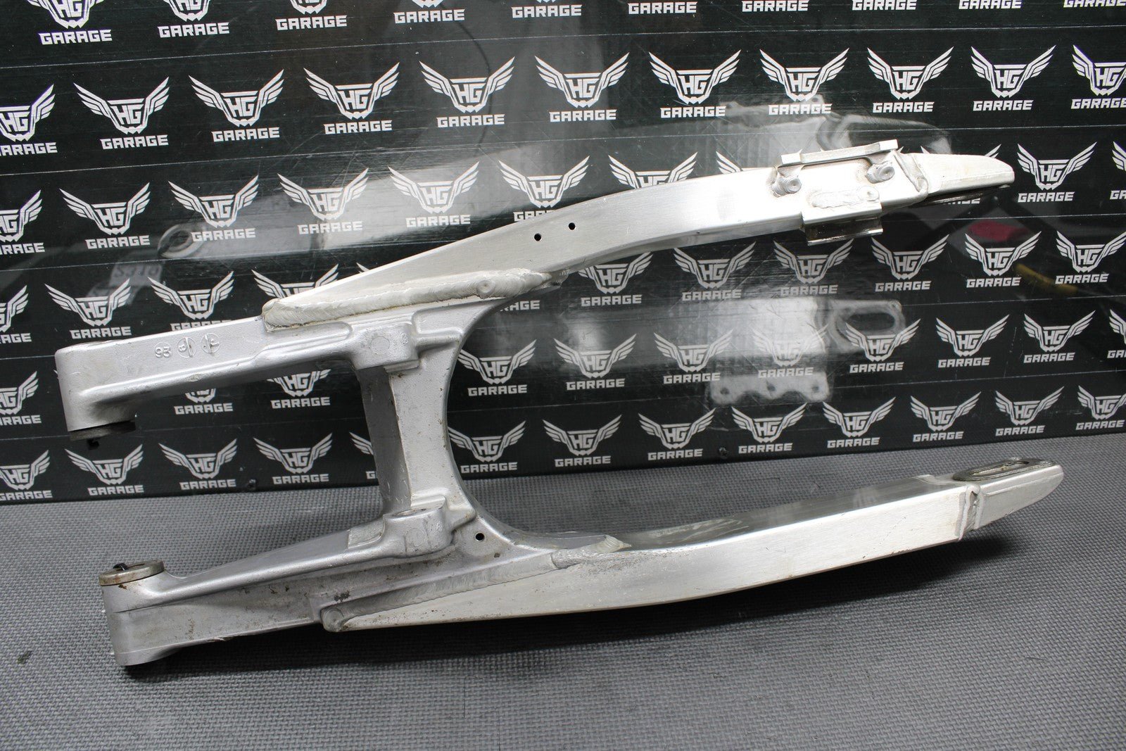1994 SUZUKI 93 - 95 RM125 RM250 OEM SWINGARM SWING ARM SUSPENSION 61000 - 28E11 GOOD - hggarage
