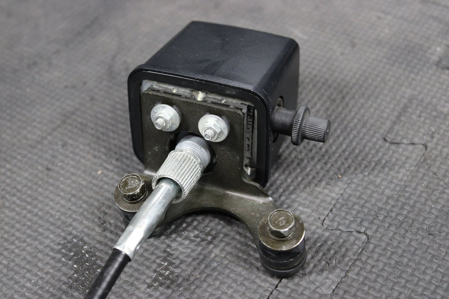 2004 SUZUKI DRZ250 OEM TRIP METER DRIVE GEAR HUB WITH CABLE ASSEMBLY 34721 - 05D20 - hggarage