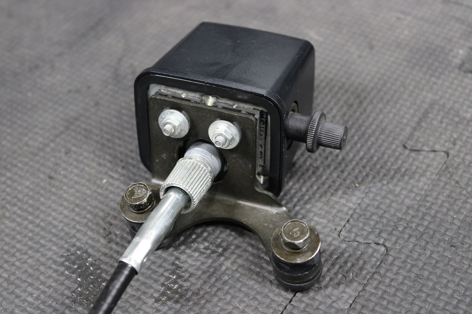 2004 SUZUKI DRZ250 OEM TRIP METER DRIVE GEAR HUB WITH CABLE ASSEMBLY 34721 - 05D20 - hggarage