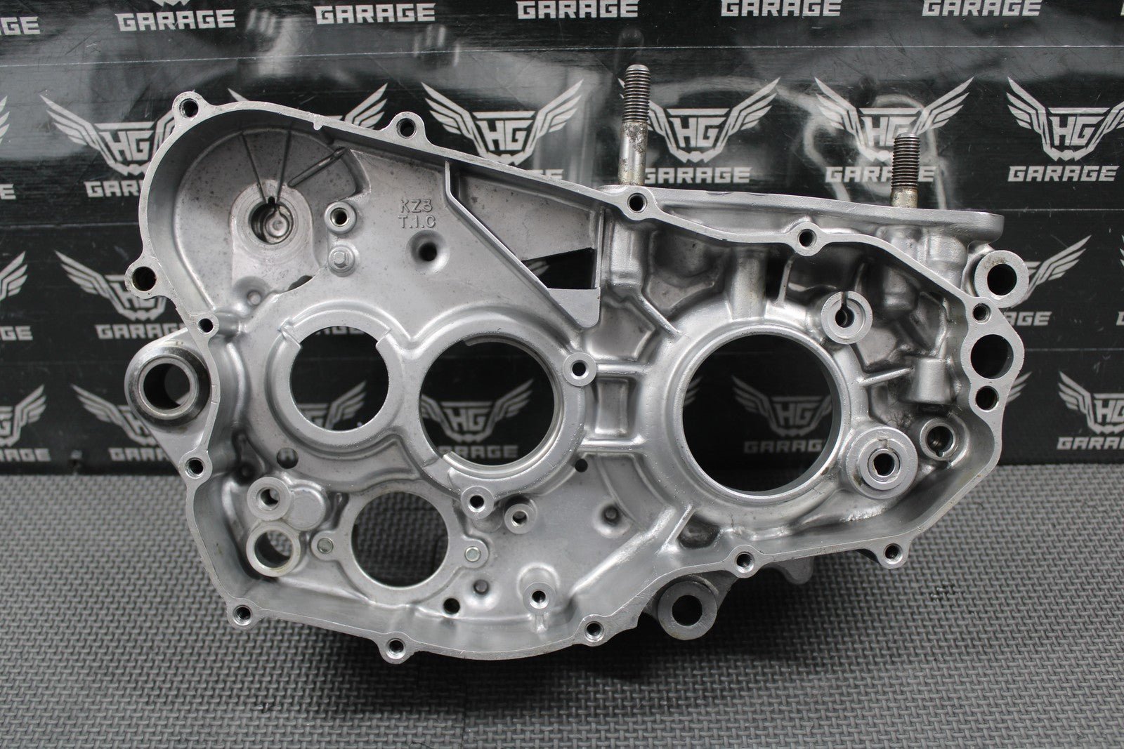 1995 93 - 96 HONDA CR250R OEM RIGHT ENGINE CRANKCASE CRANK CASE 11100 - KZ3 - 406 CRAC - hggarage
