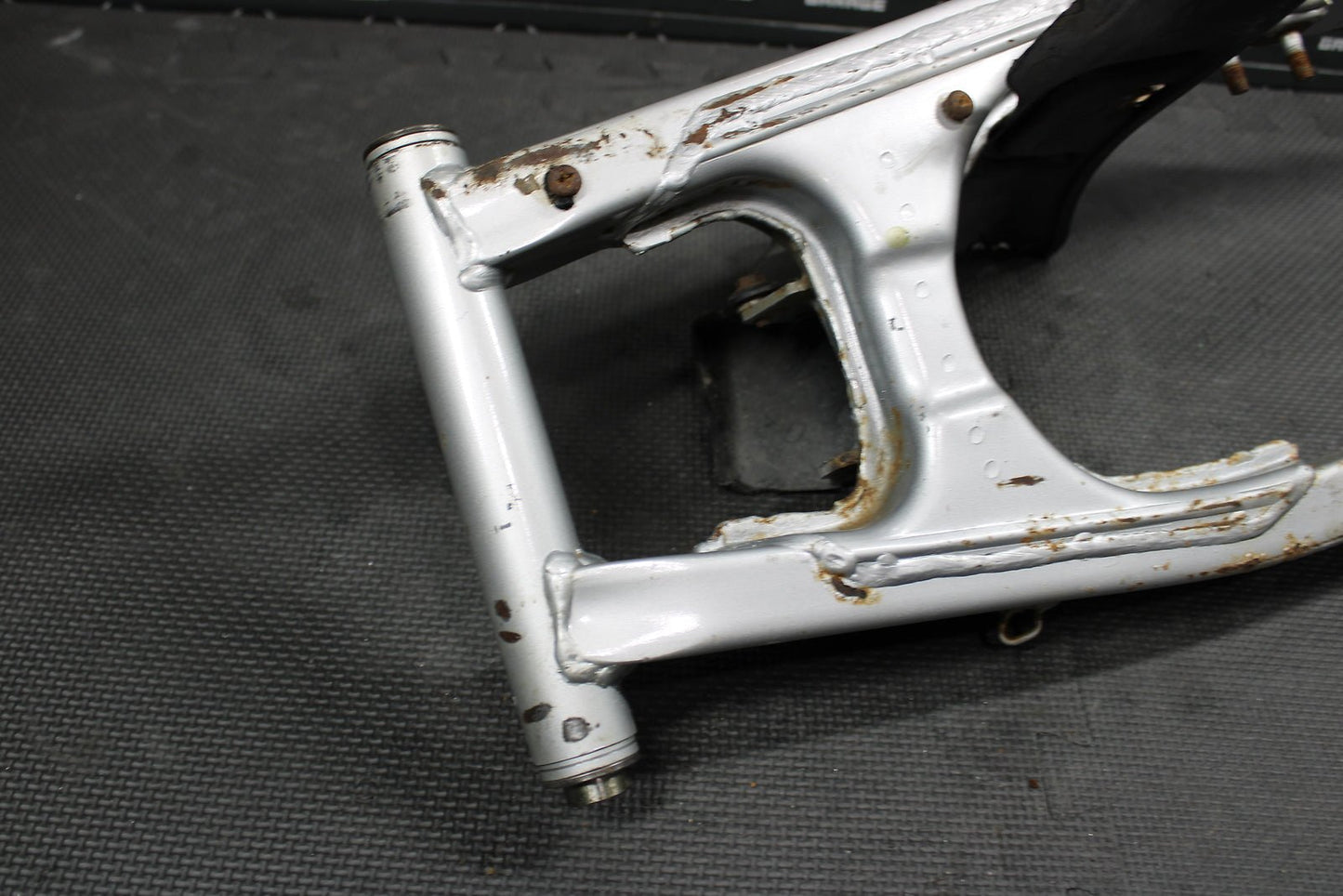 1998 HONDA XR200R 1991 / 93 - 99 OEM SWINGARM SWING ARM SUSPENSION 52100 - KT0 - 870 - hggarage