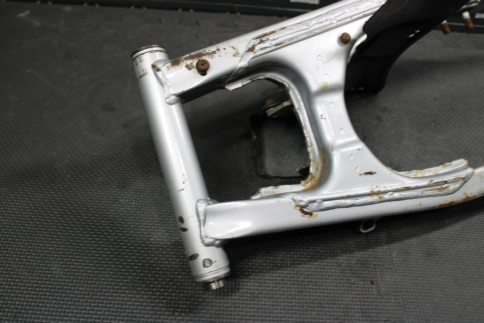 1998 HONDA XR200R 1991 / 93 - 99 OEM SWINGARM SWING ARM SUSPENSION 52100 - KT0 - 870 - hggarage