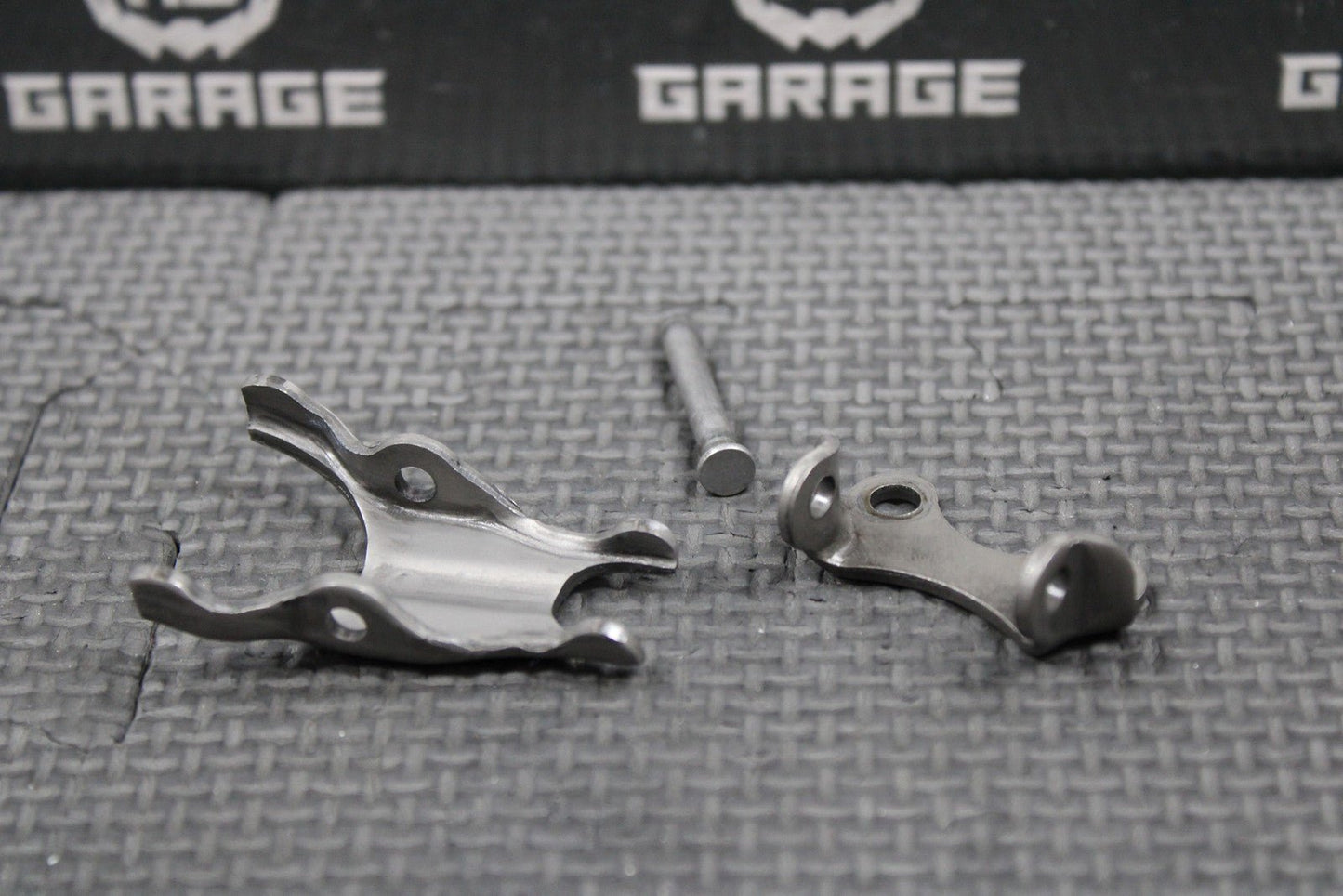 1988 88 - 91 HONDA CR250R OEM EXHAUST VALVE GOVERNOR ROCKER ARM PLATE & HOLDER - hggarage