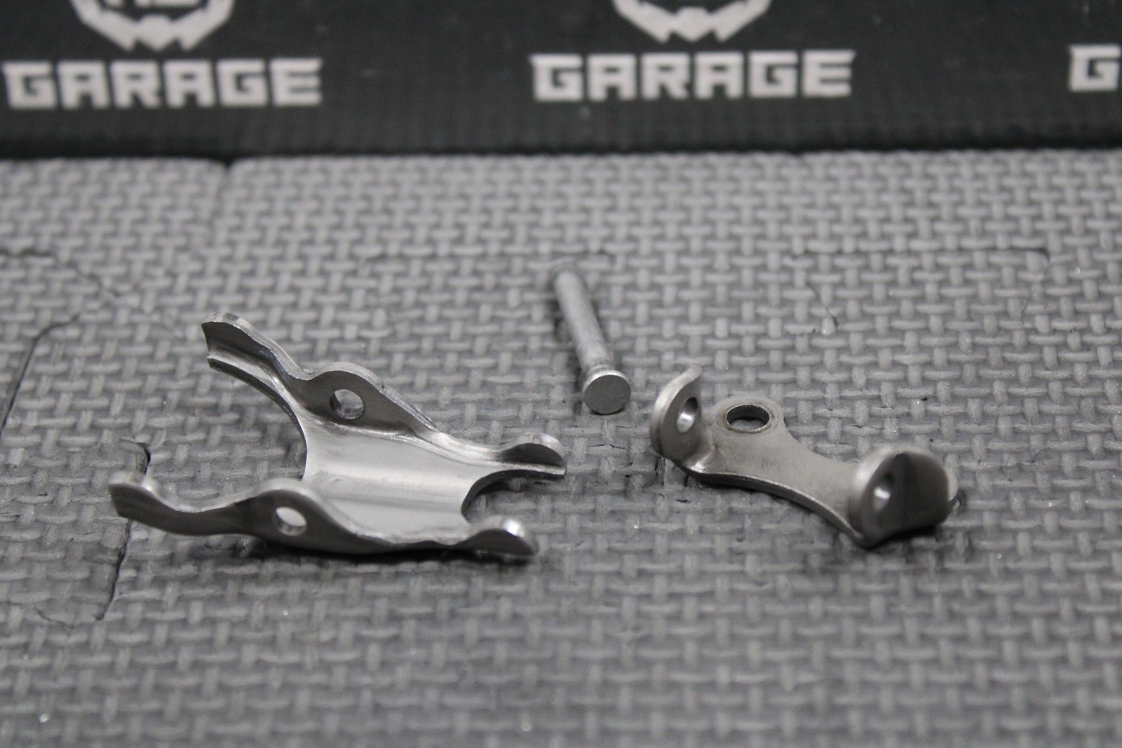 1988 88 - 91 HONDA CR250R OEM EXHAUST VALVE GOVERNOR ROCKER ARM PLATE & HOLDER - hggarage