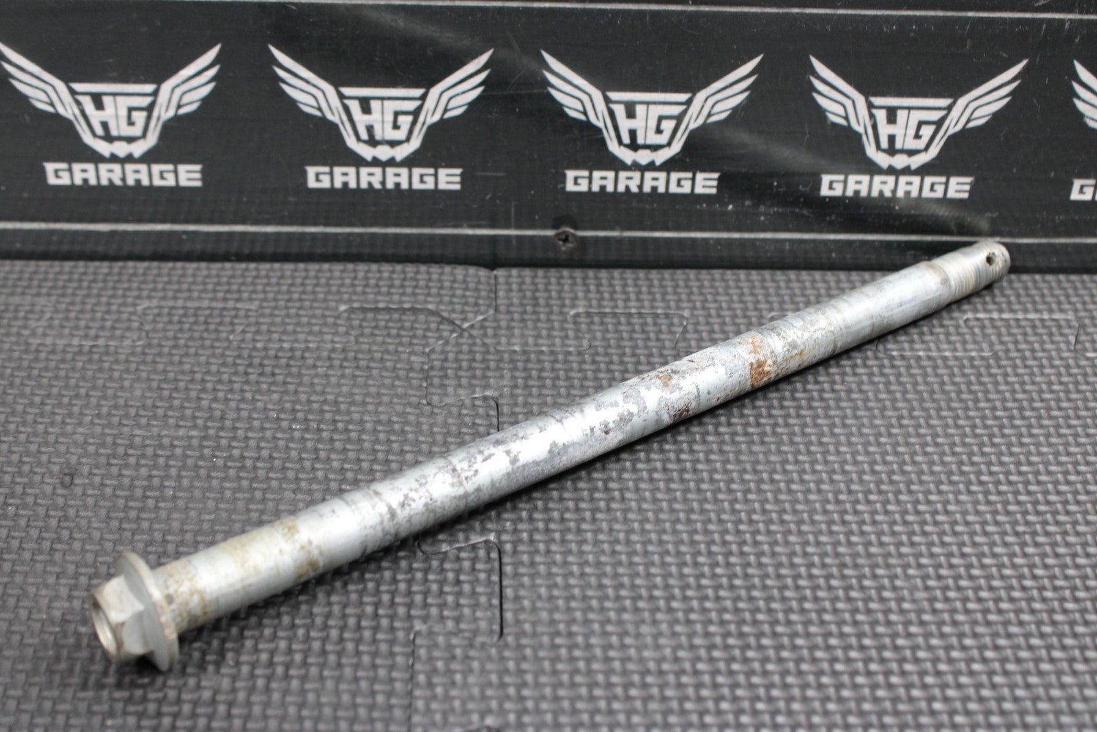 2005 SUZUKI DR200SE OEM REAR AXLE BACK WHEEL RIM PIVOT BOLT AXLE 64711 - 44A11 - hggarage