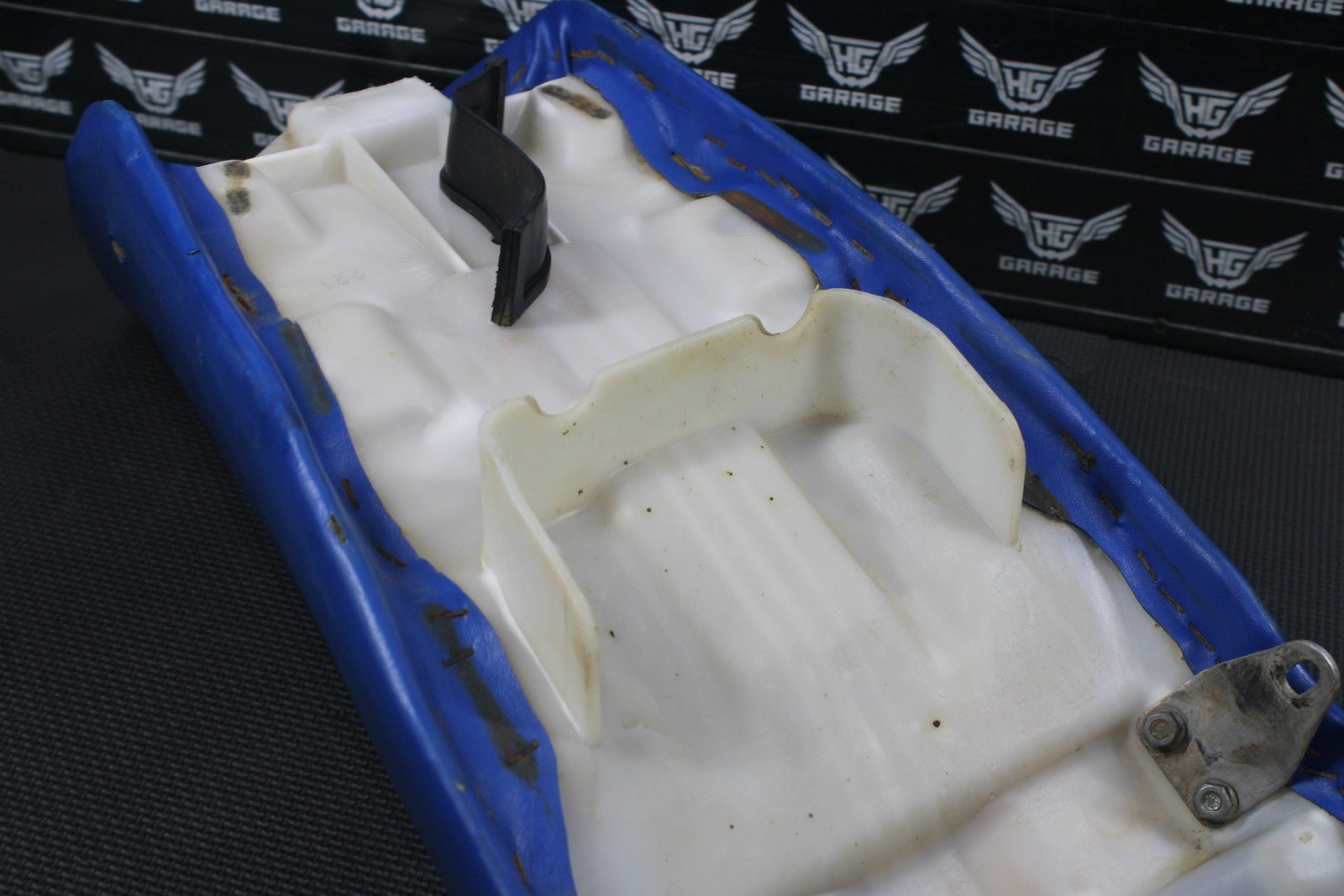 1986 KAWASAKI KDX200 OEM SEAT SADDLE CUSHION COVER 53001 - 1437 - hggarage