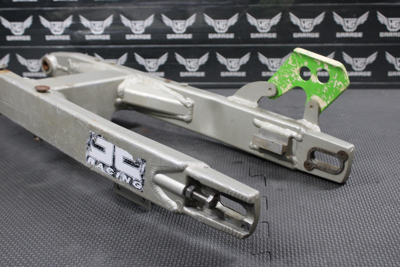 2001 KAWASAKI KX100 OEM SWINGARM SWING ARM SUSPENSION 33001 - 1543 - TX READ DESC! - hggarage