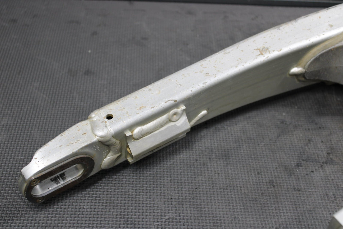 2005 Yamaha YZ250F OEM Swingarm Swing Arm Suspension 1C3 - 22110 - 00 - 00 - hggarage