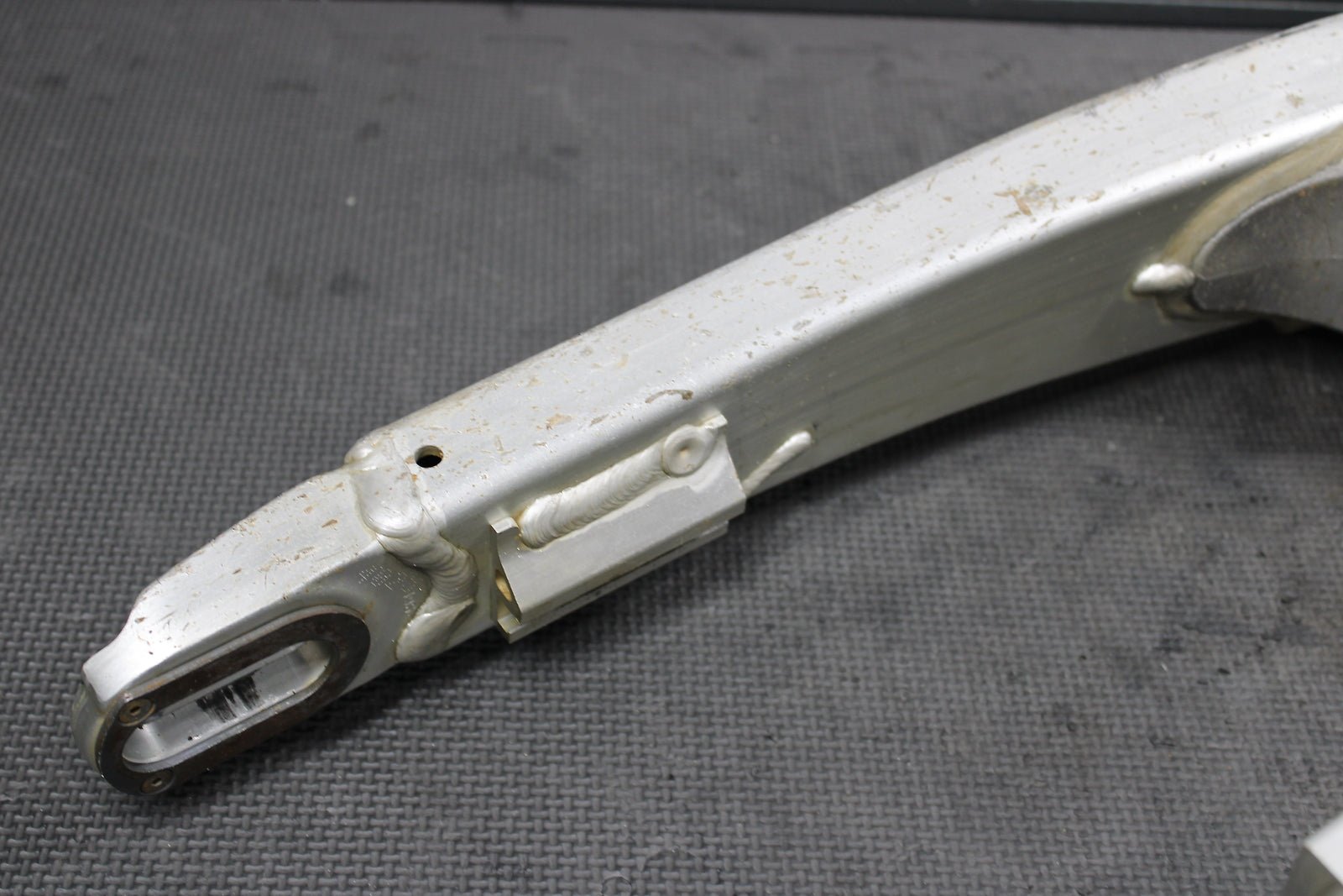 2005 Yamaha YZ250F OEM Swingarm Swing Arm Suspension 1C3 - 22110 - 00 - 00 - hggarage