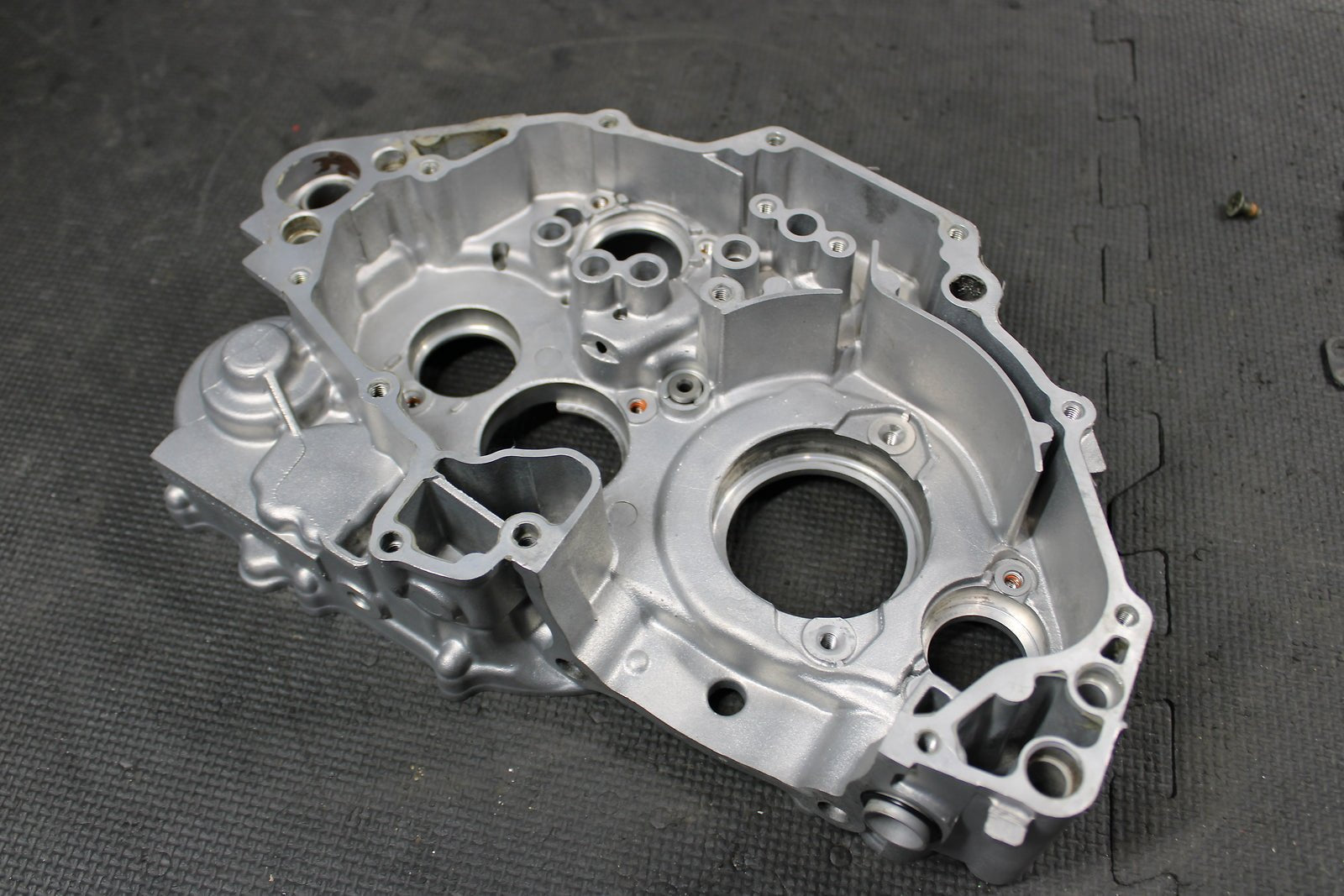 2002 YAMAHA YZ426F OEM RIGHT ENGINE MOTOR CRANKCASE CRANK CASES BLOCK - hggarage