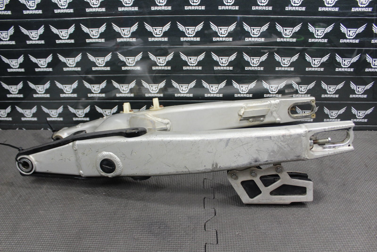 2005 2006 SUZUKI RMZ250 OEM SWINGARM SWING REAR ARM SUSPENSION KK330 - 01005 - 7CE - hggarage