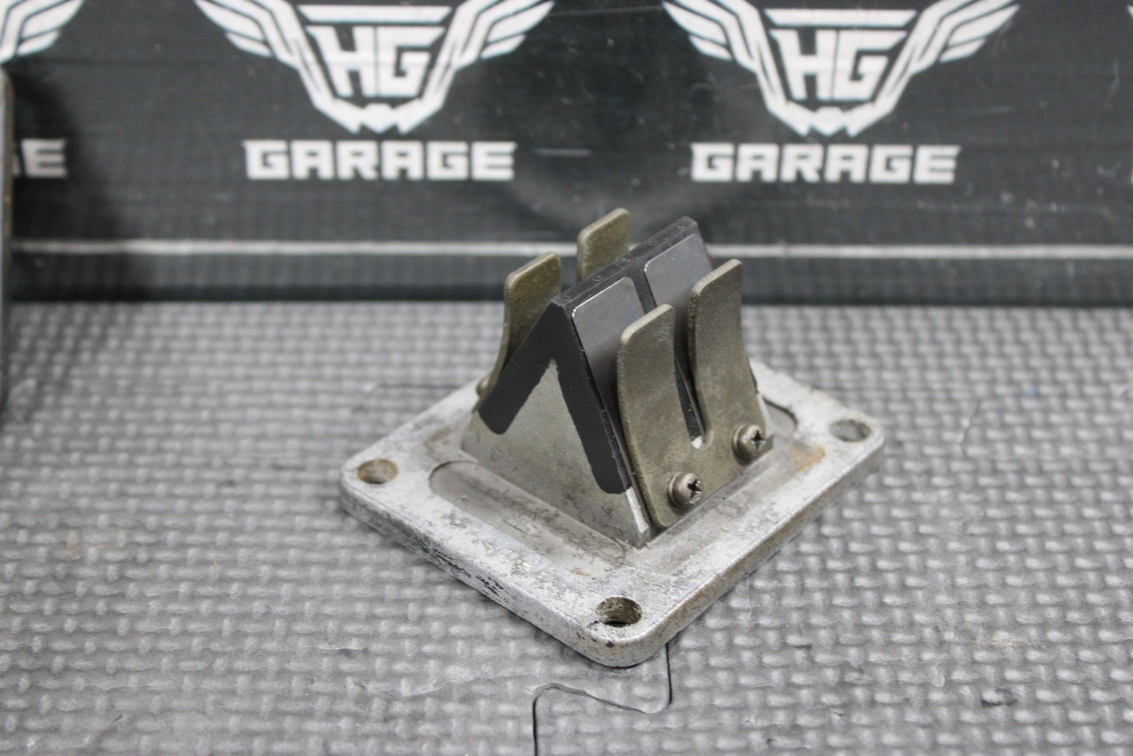 1997 YAMAHA 90 - 00 RT100 OEM INTAKE REED BLOCK ASSEMBLY 53V - 13610 - 00 - 00 - hggarage