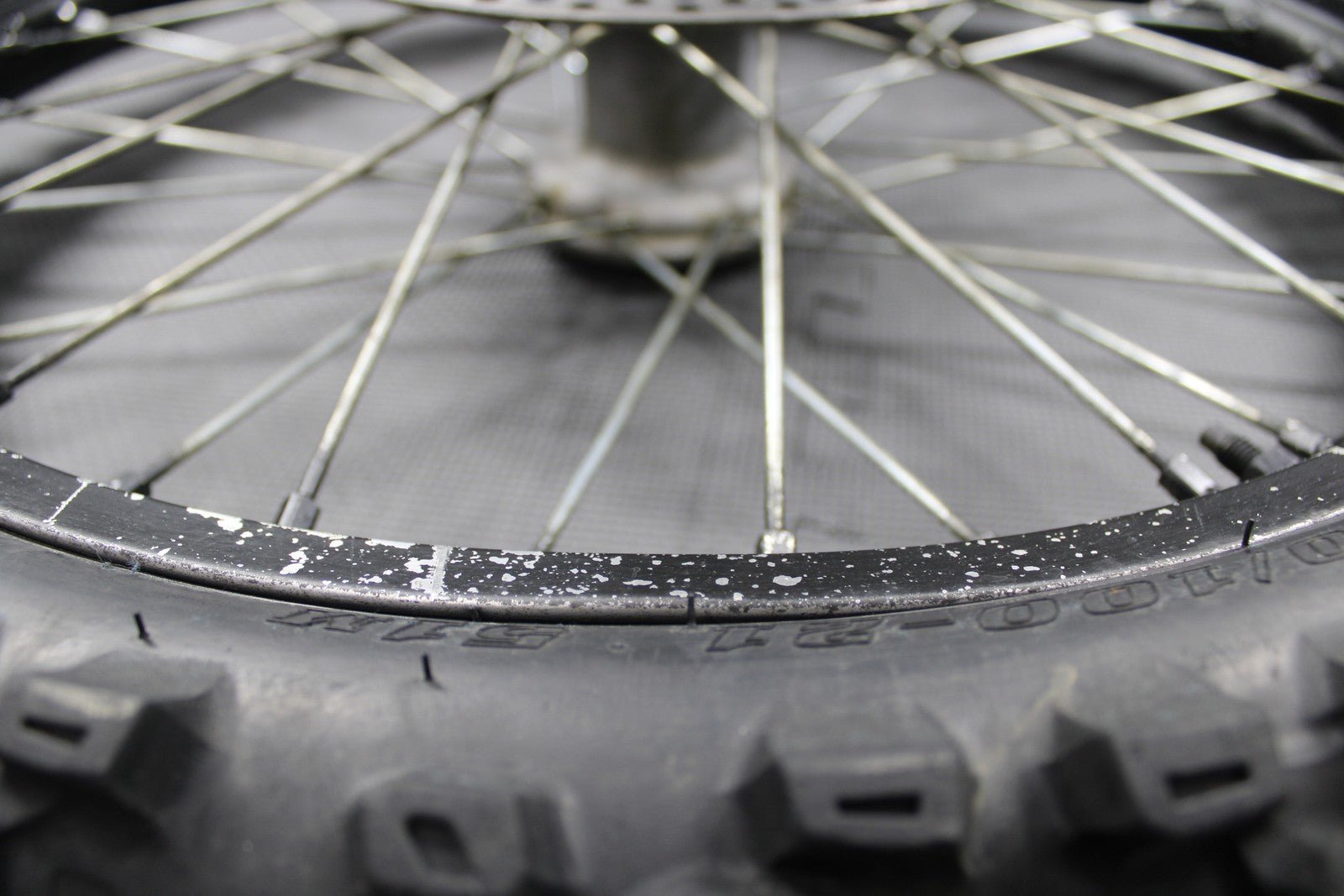 2005 YAMAHA 02 - 05 YZ125 YZ250 OEM EXCEL FRONT WHEEL RIM HUB TIRE 5NY - 25111 - 00 - 00 - hggarage