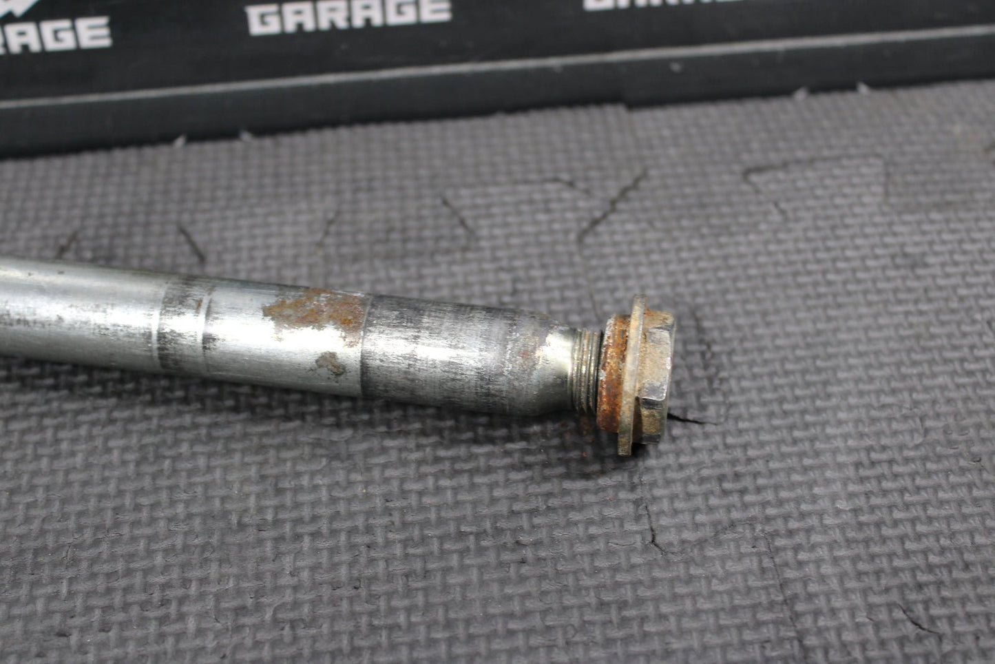 2000 YAMAHA YZ426F OEM FRONT WHEEL RIM AXLE PIVOT BOLT 5BE - 25181 - 00 - 00 - hggarage