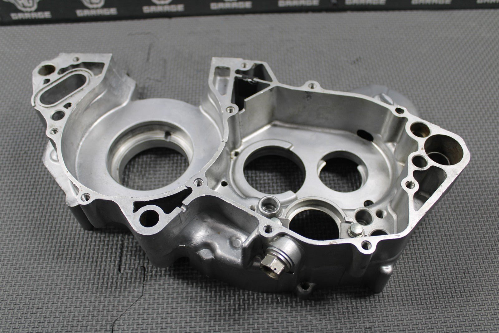 1995 93 - 96 HONDA CR250R OEM RIGHT ENGINE CRANKCASE CRANK CASE 11100 - KZ3 - 406 CRAC - hggarage