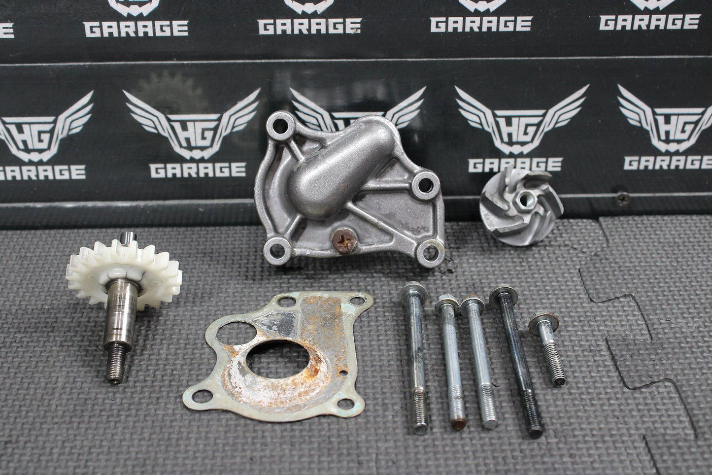 1994 Honda CR250R 92 - 96 OEM Engine Water Pump W Housing Assembly 19215 - KA3 - 740 - hggarage