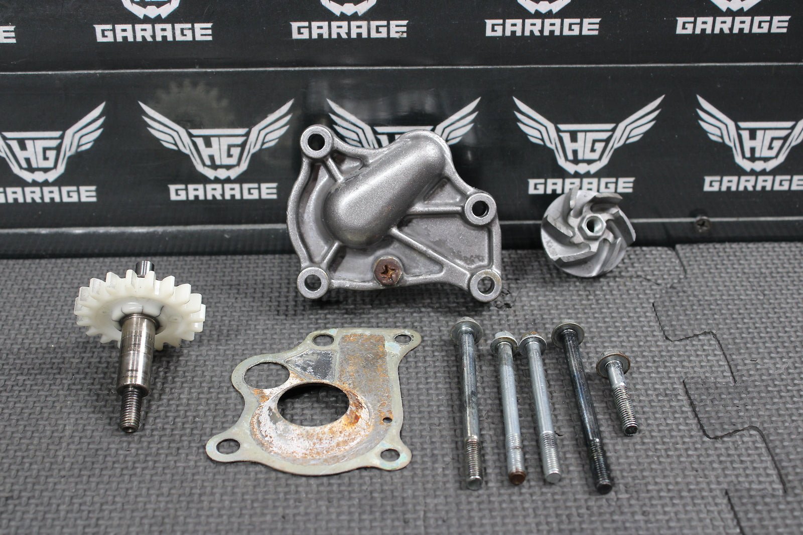 1994 Honda CR250R 92 - 96 OEM Engine Water Pump W Housing Assembly 19215 - KA3 - 740 - hggarage