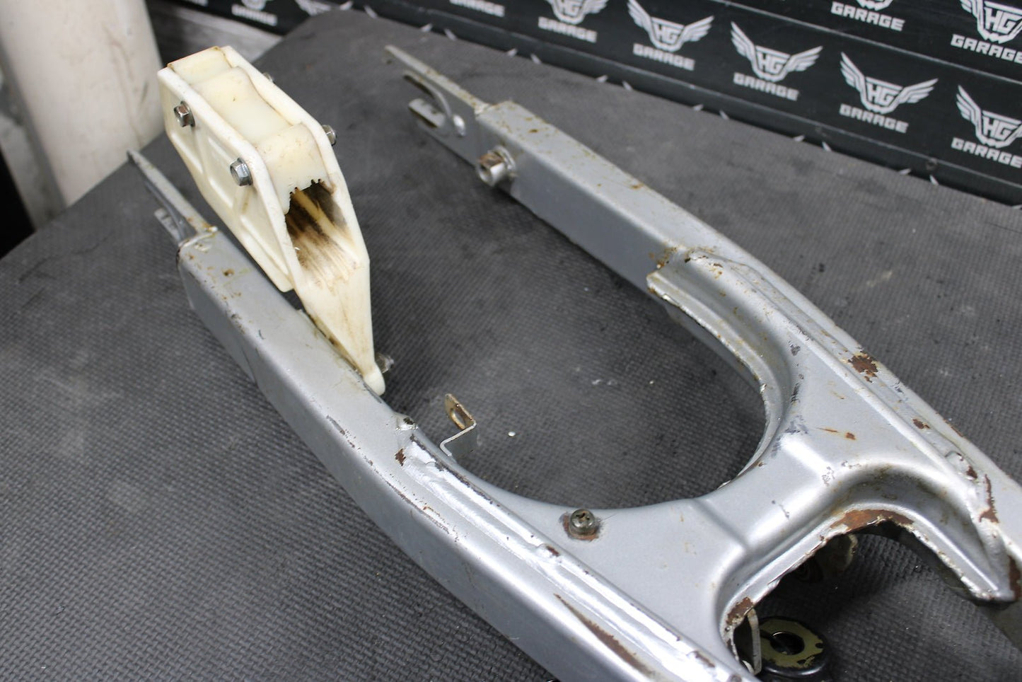 2000 HONDA XR200R OEM SWINGARM SWING ARM SUSPENSION 52200 - KT0 - A30ZA - hggarage