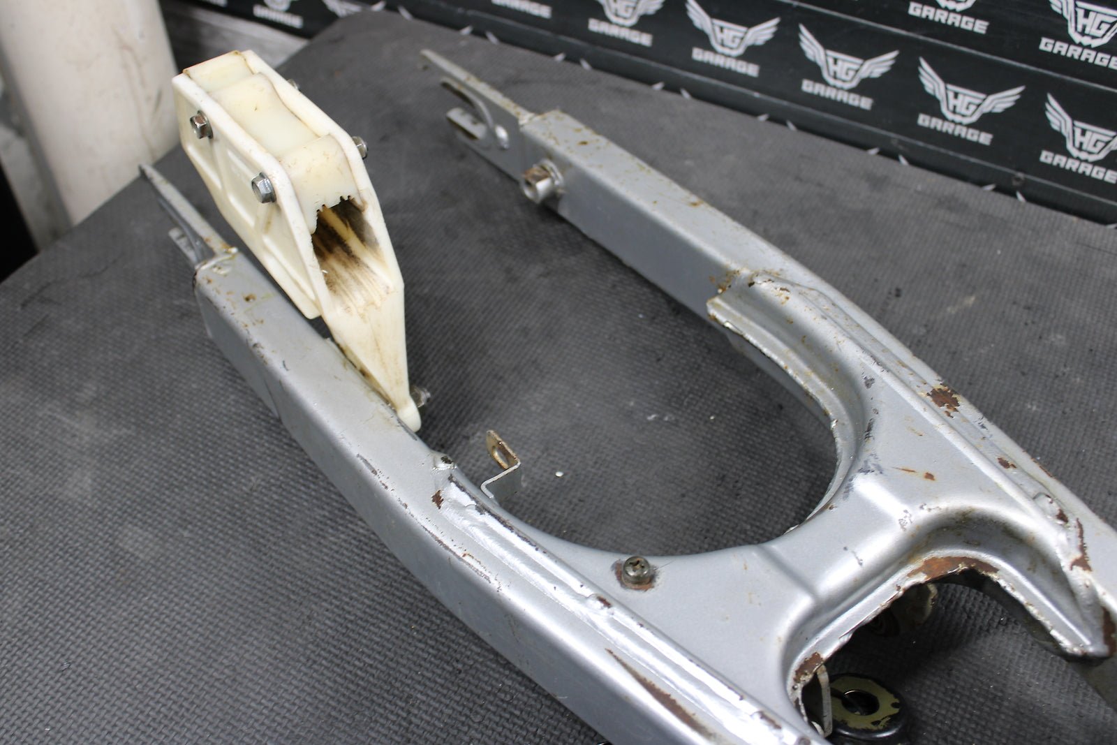 2000 HONDA XR200R OEM SWINGARM SWING ARM SUSPENSION 52200 - KT0 - A30ZA - hggarage