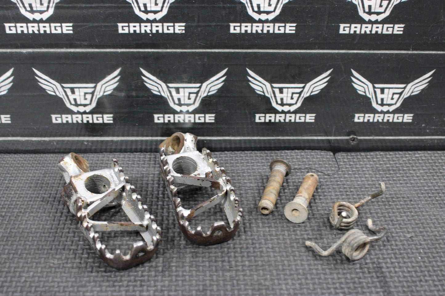 1996 KAWASAKI KX125 OEM FOOT PEGS PEDALS FRAME STAND PEDAL FOOTREST 34028 - 1332 - C - hggarage