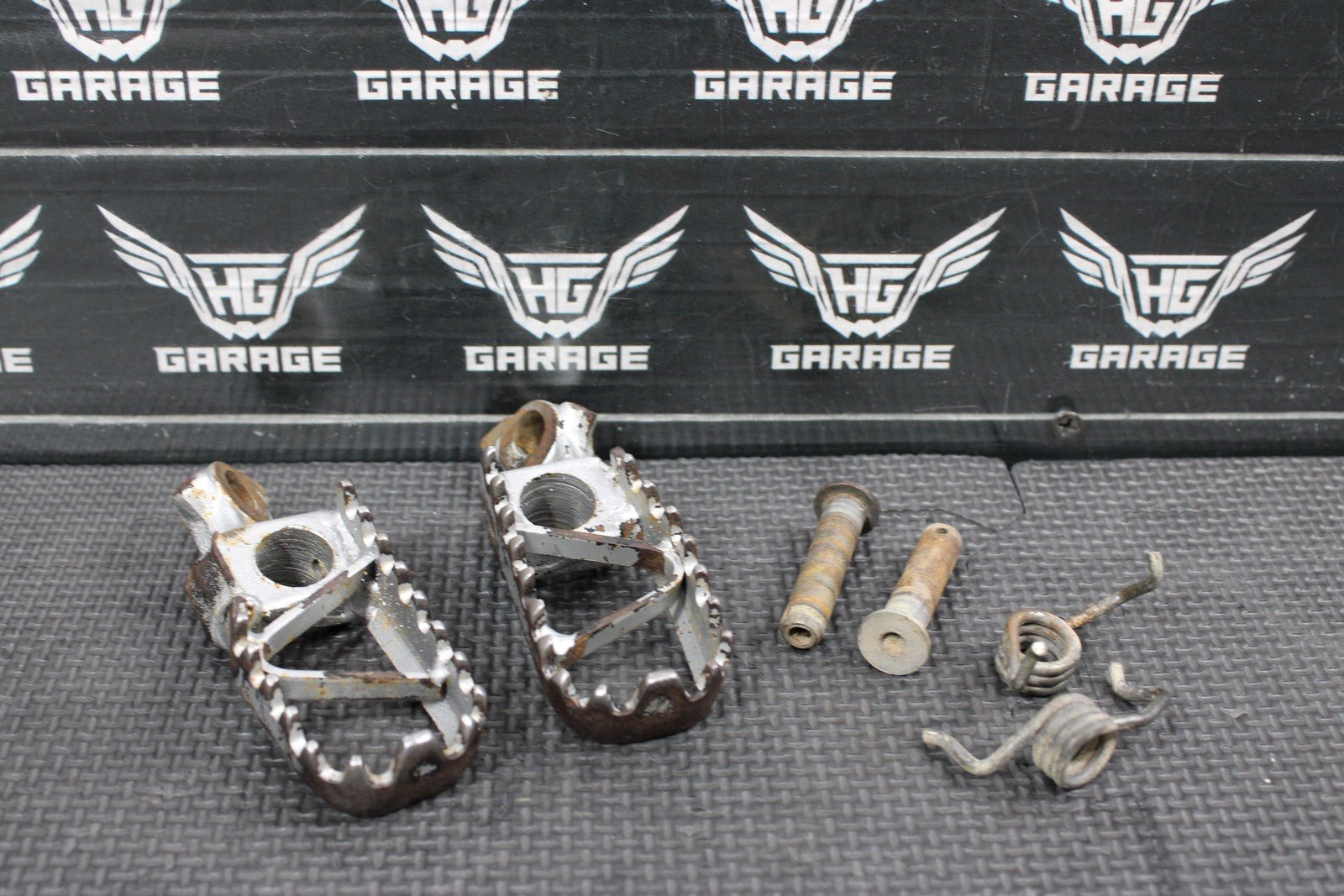1996 KAWASAKI KX125 OEM FOOT PEGS PEDALS FRAME STAND PEDAL FOOTREST 34028 - 1332 - C - hggarage