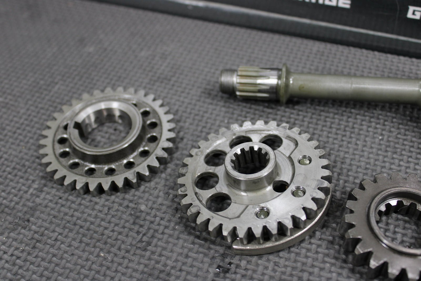 1998 YAMAHA YZ400F OEM ENGINE MOTOR CRANKSHAFT BALANCER ASSEMBLY - hggarage