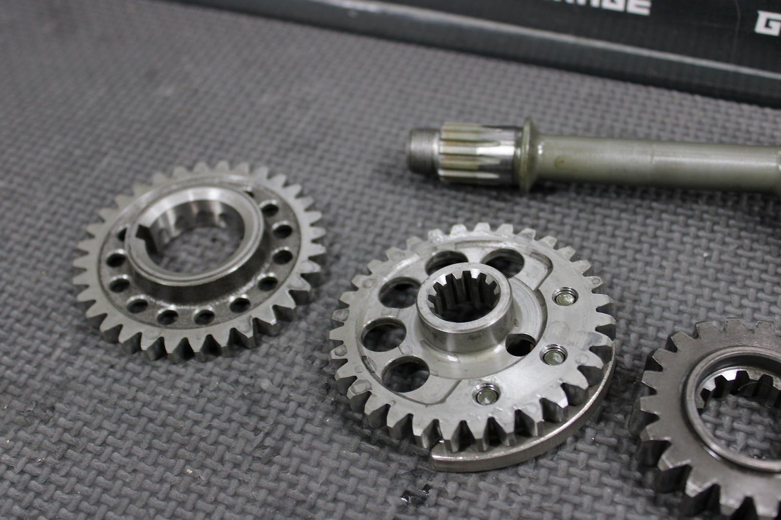 1998 YAMAHA YZ400F OEM ENGINE MOTOR CRANKSHAFT BALANCER ASSEMBLY - hggarage
