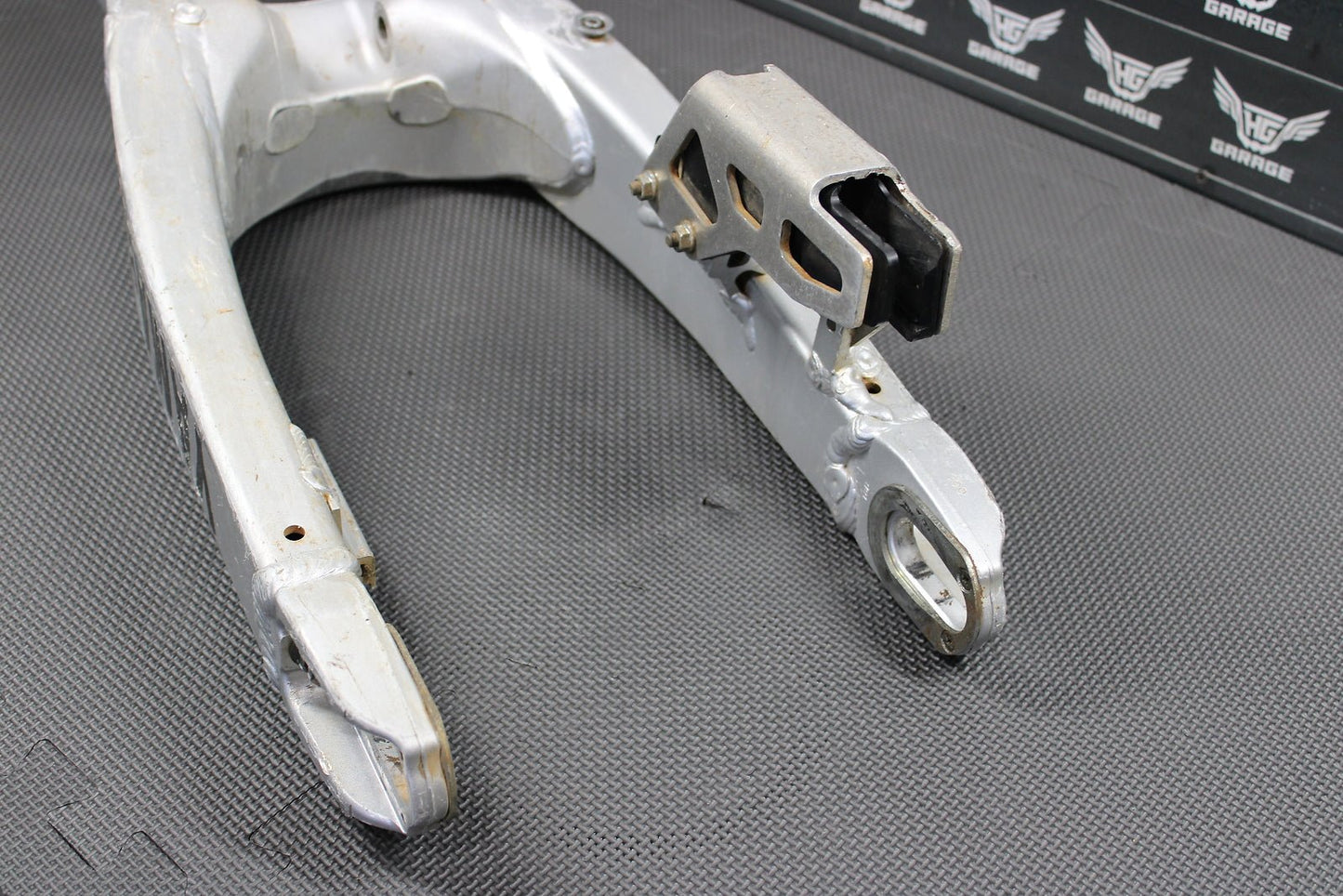 2002 Yamaha YZ426F OEM Swingarm Swing Arm Suspension 5NY - 22110 - 00 - 00 - hggarage