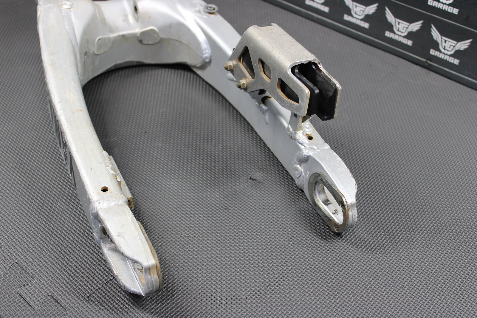 2002 Yamaha YZ426F OEM Swingarm Swing Arm Suspension 5NY - 22110 - 00 - 00 - hggarage