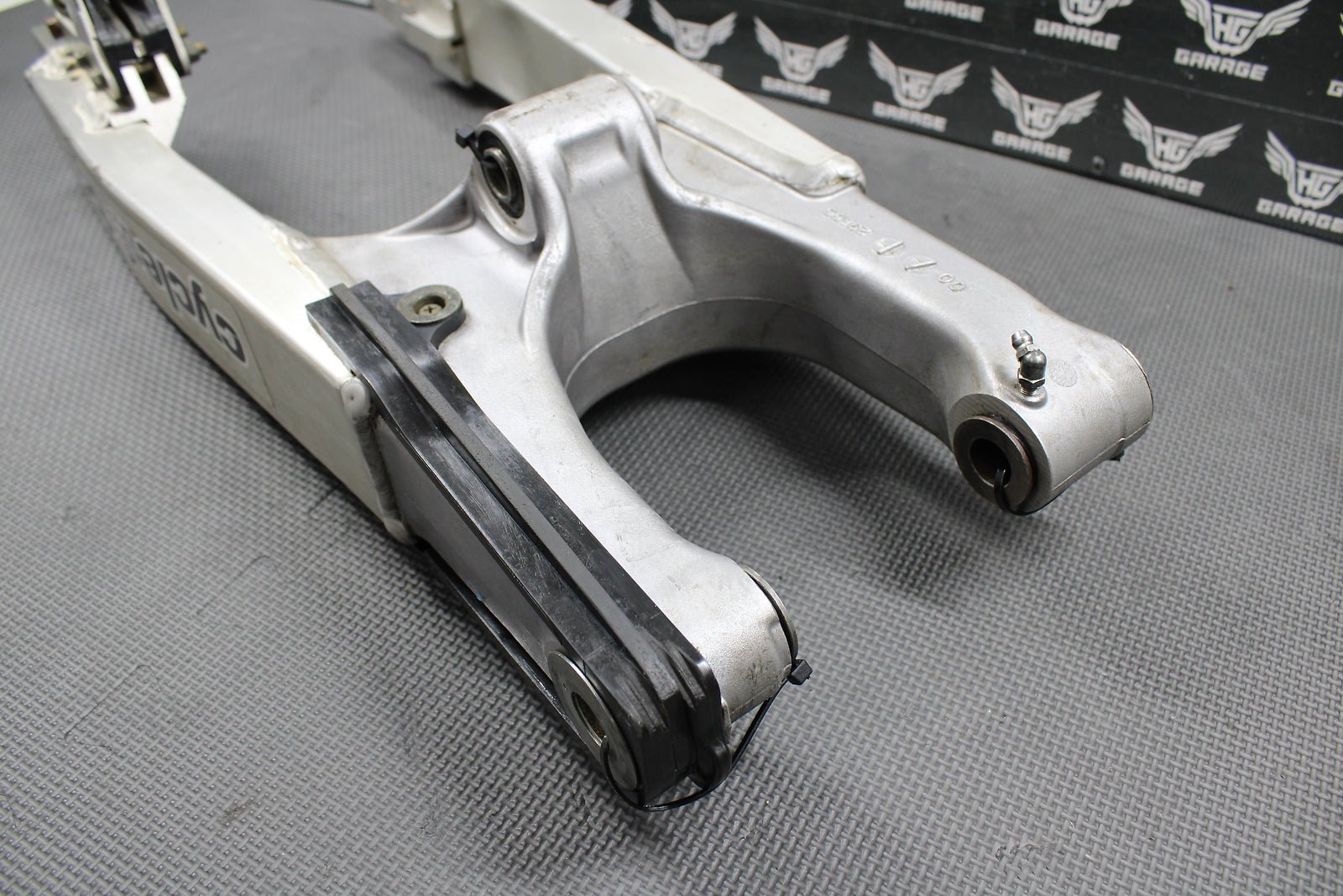 2000 SUZUKI 00 - 07 DRZ400 DRZ400E OEM SWINGARM SWING ARM SUSPENSION 61000 - 29F00 - hggarage